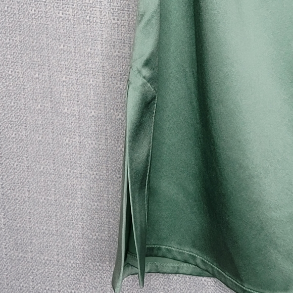 Sleeveless Button Back Blouse - Picture 3 of 10